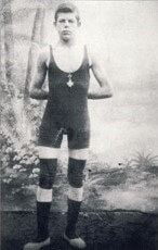 Johannes Schreiber im damaligen Turnerdress mit einer Ehrenmedaille um 1905